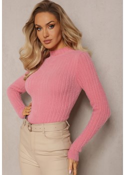Ciemnoróżowy Prążkowany Sweter z Wełną i Dłuższym Włosiem Izarina ze sklepu Renee odzież w kategorii Swetry damskie - zdjęcie 166543899