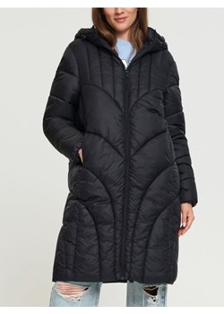 Sinsay - Płaszcz pikowany z kapturem - czarny ze sklepu Sinsay w kategorii Płaszcze damskie - zdjęcie 166589579