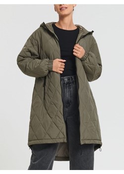 Sinsay - Płaszcz pikowany z kapturem - khaki ze sklepu Sinsay w kategorii Płaszcze damskie - zdjęcie 166589588