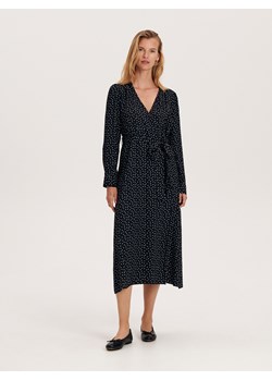 Reserved - Kopertowa sukienka z paskiem - czarny ze sklepu Reserved w kategorii Sukienki - zdjęcie 166628095