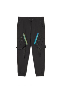 Cropp - Czarne joggery cargo z taśmami - czarny ze sklepu Cropp w kategorii Spodnie męskie - zdjęcie 166639388