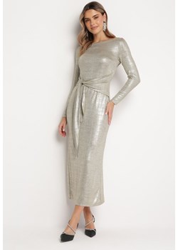 Złota Sukienka Maxi z Metaliczną Nitką i Wiązanym Paskiem Ivoria ze sklepu Born2be Odzież w kategorii Sukienki - zdjęcie 166639746