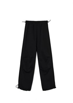 Cropp - Czarne spodnie dresowe parachute - czarny ze sklepu Cropp w kategorii Spodnie damskie - zdjęcie 166640905