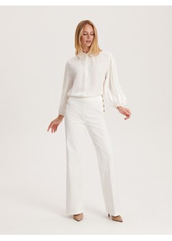 Reserved - Spodnie z ozdobnymi guzikami - biały ze sklepu Reserved w kategorii Spodnie damskie - zdjęcie 166641307