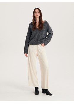 Reserved - Satynowe spodnie - złamana biel ze sklepu Reserved w kategorii Spodnie damskie - zdjęcie 166641349