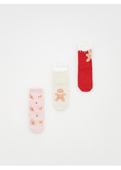 Reserved - Świąteczne skarpetki z wypustkami 3 pack - czerwony ze sklepu Reserved w kategorii Skarpetki dziecięce - zdjęcie 166650456