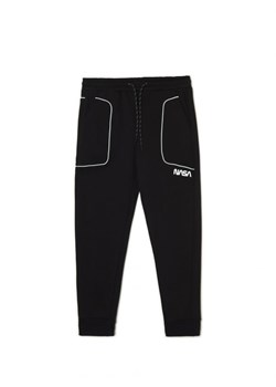 Cropp - Czarne dresowe joggery NASA - czarny ze sklepu Cropp w kategorii Spodnie męskie - zdjęcie 166660066