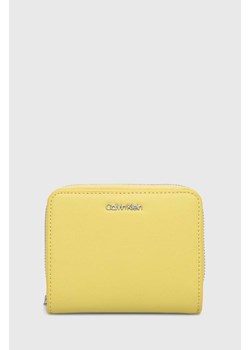 Calvin Klein portfel damski kolor żółty ze sklepu ANSWEAR.com w kategorii Portfele damskie - zdjęcie 166760896