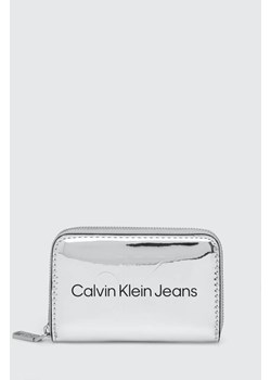 Calvin Klein Jeans portfel damski kolor srebrny ze sklepu ANSWEAR.com w kategorii Portfele damskie - zdjęcie 166767788
