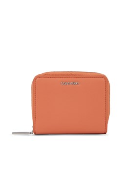 Portfel damski Calvin Klein Ck Must Wallet W/Flap Md K60K607432 Brązowy ze sklepu eobuwie.pl w kategorii Portfele damskie - zdjęcie 166771817