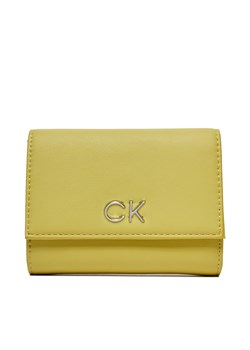 Duży Portfel Damski Calvin Klein Re-Lock Trifold Md K60K608994 Żółty ze sklepu eobuwie.pl w kategorii Portfele damskie - zdjęcie 166773967