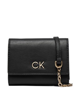 Duży Portfel Damski Calvin Klein Re-Lock Trifold Md W/Chain K60K611458 Czarny ze sklepu eobuwie.pl w kategorii Portfele damskie - zdjęcie 166817699