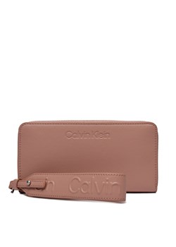 Duży Portfel Damski Calvin Klein Gracie Wallet W/Strap Lg K60K611388 Różowy ze sklepu eobuwie.pl w kategorii Portfele damskie - zdjęcie 166821228