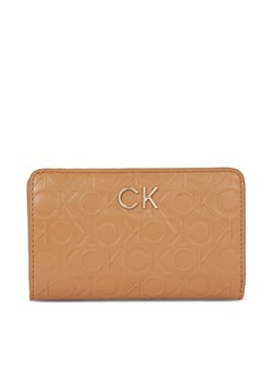 Portfel damski Calvin Klein Re-Lock Bifold Fr Wallet Emb K60K611318 Brązowy ze sklepu eobuwie.pl w kategorii Portfele damskie - zdjęcie 166830769