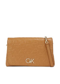 Torebka Calvin Klein Re-Lock Shoulder Bag Md - Emb K60K611061 Brown Sugar GA5 ze sklepu eobuwie.pl w kategorii Kopertówki - zdjęcie 166837706