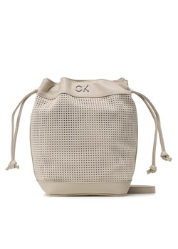 Torebka Calvin Klein Re-Lock Drawstring Bag Sm Perf K60K610636 Beżowy ze sklepu eobuwie.pl w kategorii Torebki worki - zdjęcie 166850467