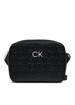 Torebka Calvin Klein Re-Lock Camera Bag Emb Mono K60K610199 Czarny ze sklepu eobuwie.pl w kategorii Listonoszki - zdjęcie 166873509