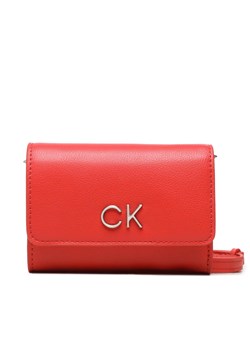 Torebka Calvin Klein Re-Lock Trifold Sm W/Strap K60K611010 Czerwony ze sklepu eobuwie.pl w kategorii Listonoszki - zdjęcie 166874285