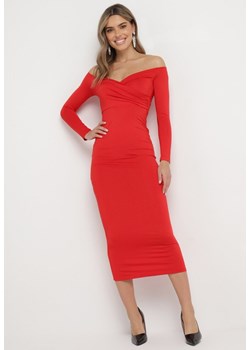 Czerwona Dopasowana Sukienka Midi z Odkrytymi Ramionami i Kopertowym Dekoltem Brisanna ze sklepu Born2be Odzież w kategorii Sukienki - zdjęcie 166927526