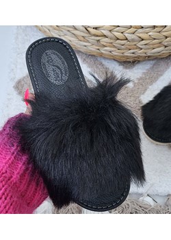 Czarne damskie klapki z kudłatym futerkiem Premium /E10-1 11319 S292/ ze sklepu Pantofelek24.pl w kategorii Kapcie damskie - zdjęcie 166935665