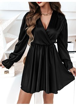 Czarna satynowa sukienka z przekładanym dekoltem Anabba - czarny ze sklepu pakuten.pl w kategorii Sukienki - zdjęcie 166940906