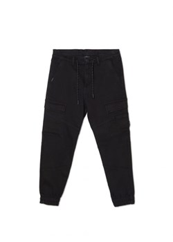 Cropp - Czarne jeansowe joggery cargo - czarny ze sklepu Cropp w kategorii Spodnie męskie - zdjęcie 166951477