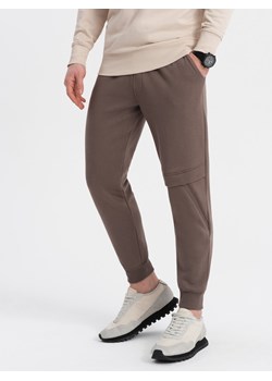 Spodnie męskie dresowe z przeszyciem i zamkiem na nogawce - brązowe V4 OM-PASK-0147 ze sklepu ombre w kategorii Spodnie męskie - zdjęcie 166958956