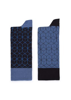 Męskie skarpetki w kontrastowy geometryczny wzór – zestaw 2 par niebiesko-czarny ze sklepu WITTCHEN w kategorii Skarpetki męskie - zdjęcie 166982779