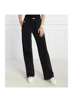 GUESS ACTIVE Spodnie dresowe | Regular Fit ze sklepu Gomez Fashion Store w kategorii Spodnie damskie - zdjęcie 167380085