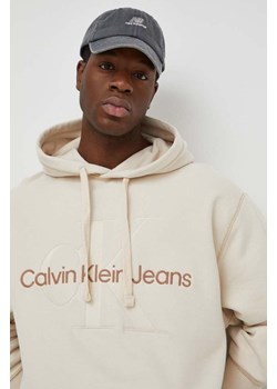 Calvin Klein Jeans bluza bawełniana męska kolor beżowy z kapturem z aplikacją ze sklepu ANSWEAR.com w kategorii Bluzy męskie - zdjęcie 167387079