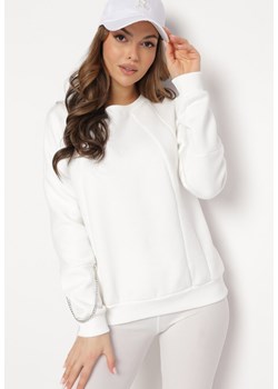 Biała Bluza z Ozdobnym Łańcuszkiem Letonia ze sklepu Born2be Odzież w kategorii Bluzy damskie - zdjęcie 167390846
