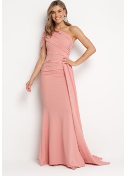 Różowa Dopasowana Sukienka Maxi z Ozdobnym Trenem Iralia ze sklepu Born2be Odzież w kategorii Sukienki - zdjęcie 167421588