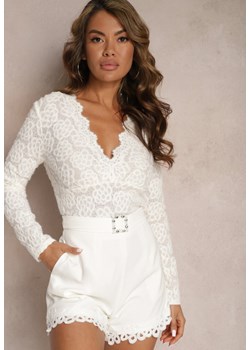 Biała Bluzka z Ozdobnym Tłoczeniem i Kopertowym Dekoltem Josette ze sklepu Renee odzież w kategorii Bluzki damskie - zdjęcie 167447119
