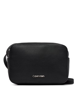 Torebka Calvin Klein Ck Must Camera Bag K60K610293 Czarny ze sklepu eobuwie.pl w kategorii Listonoszki - zdjęcie 167460209