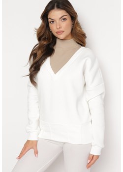 Biała Bawełniana Bluza z Dekoltem w Serek Gitra ze sklepu Born2be Odzież w kategorii Bluzy damskie - zdjęcie 167561705