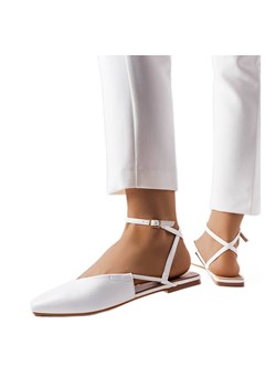 Białe sandały z zakrytym noskiem ze sklepu ButyModne.pl w kategorii Balerinki - zdjęcie 167572258