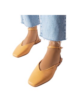 Beżowe sandały z zakrytym noskiem beżowy ze sklepu ButyModne.pl w kategorii Balerinki - zdjęcie 167572259