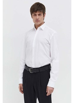 HUGO koszula bawełniana męska kolor biały slim z kołnierzykiem klasycznym 50508294 ze sklepu ANSWEAR.com w kategorii Koszule męskie - zdjęcie 167576095