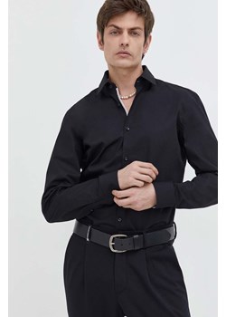 HUGO koszula bawełniana męska kolor czarny slim z kołnierzykiem klasycznym 50508294 ze sklepu ANSWEAR.com w kategorii Koszule męskie - zdjęcie 167576105