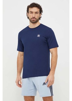 adidas Originals t-shirt bawełniany Essential Tee męski kolor granatowy z aplikacją IR9693 ze sklepu ANSWEAR.com w kategorii T-shirty męskie - zdjęcie 167577016