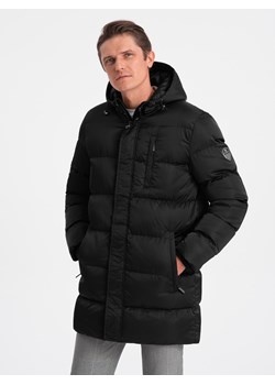 Długa zimowa kurtka męska pikowana o satynowym wykończeniu - czarna V3 OM-JALJ-0147 ze sklepu ombre w kategorii Kurtki męskie - zdjęcie 167581118