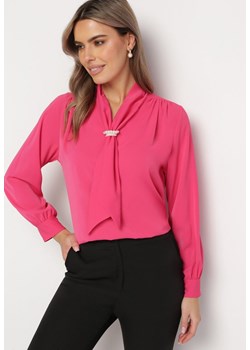 Różowa Bluzka z Krawatem i Ozdobną Perłą Jonista ze sklepu Born2be Odzież w kategorii Bluzki damskie - zdjęcie 167647937