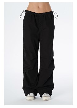 Cross Jeans Spodnie w kolorze czarnym ze sklepu Limango Polska w kategorii Spodnie damskie - zdjęcie 167650776