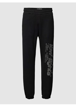 Spodnie dresowe z obszyciem kamieniami stras z logo ze sklepu Peek&Cloppenburg  w kategorii Spodnie męskie - zdjęcie 167652596