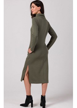 Luźna sukienka midi z półgolfem khaki B274, Kolor khaki, Rozmiar L, BeWear ze sklepu Primodo w kategorii Sukienki - zdjęcie 167663777