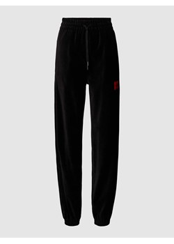 Spodnie o kroju regular fit z aksamitu z naszywką z logo ze sklepu Peek&Cloppenburg  w kategorii Spodnie damskie - zdjęcie 167670786