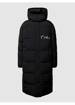 Płaszcz pikowany z nadrukiem z logo model ‘ESSENTIALS’ ze sklepu Peek&Cloppenburg  w kategorii Kurtki męskie - zdjęcie 167677149