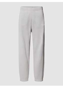 Spodnie dresowe z wyhaftowanym logo model ‘Rochester’ ze sklepu Peek&Cloppenburg  w kategorii Spodnie męskie - zdjęcie 167678968