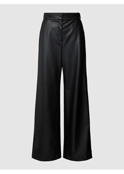Spodnie z imitacji skóry z detalem z logo model ‘Tokasa' ze sklepu Peek&Cloppenburg  w kategorii Spodnie damskie - zdjęcie 167680548