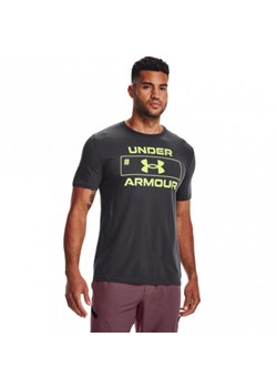 Męski t-shirt z nadrukiem UNDER ARMOUR UA NUMBER SCRIPT SS ze sklepu Sportstylestory.com w kategorii T-shirty męskie - zdjęcie 167703239